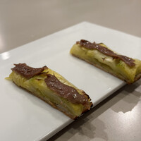 anchoa - ❶ズッキーニを乗せて焼き上げたピザとアンチョビ。