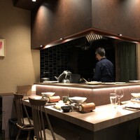 道産羊肉割烹 ラムぴりか - カウンターとテーブルがあるよ