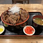 KAGURA - ジャンボ豚丼 ご飯1kg豚肉600gです。