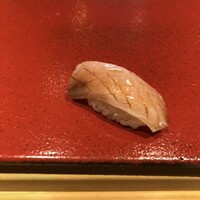 神楽坂 鮨 りん - 鰤　醤油を塗ってます。