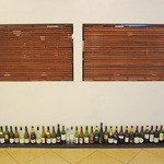 ブラッセリーカフェ ユイット - 廊下に並ぶワイン・ボトル