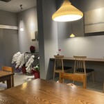 かわ名 - 胡蝶蘭が飾られ、新築のいい匂いがする店内