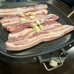韓日亭 - サムギョプサル　分厚い豚バラ肉とニンニクの欠片