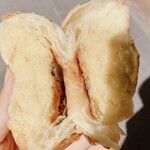 ベーカリー米藤 - わかりにくいけど中はケーキ、外はブリオッシュ