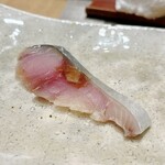 鮨 学 - しめ鯖のスモークチップ乗せ