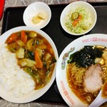 Razan - 夫は中華飯セット750円(中華飯＆半ラーメン＆サラダ＆おしんこ)