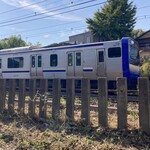 かわ名 - すぐ脇には横須賀線の線路が