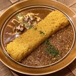 ズシカレー - 手前がレモンキーマ、奥がバターチキンカレー