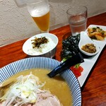 灼味噌らーめん 八堂八 - 味玉味噌 1100円、グラスビール 400円