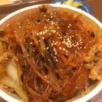 すき家 - チャプチェ牛丼☆
            
            気になってたチャプチェ！
            甘辛春雨うまし！
            これは、結構好きな感じ！(๑´ڡ`๑)