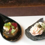 LA MAISON DE CELEB - アミューズ→スモークサーモンのムースと竹炭パン、鶏の胸肉のゼリー
