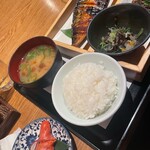 魚ト肴いとおかし - ご飯もホカホカ。¥300払えば別皿で炙り明太子もついてくる