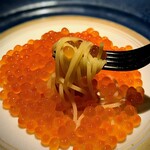 蒼 - 小西鮮魚店の新イクラをコントレックスで洗って、提供前10分だけ出汁に漬けて。上質な黄身を思わせるお味。それに柑橘の香る、鮑出汁を吸ったフェデリーニが合わさると、神の食べ物です♡