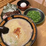 Ichiran - 普通のラーメンとトッピングたくさん