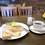 風街 - ◆モーニングセット(650円）・・副菜付きのトーストプレートと珈琲。