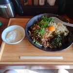 らぁめん 麺彩家 - 料理写真:●飛騨牛すじ煮込みまぜそば　1,200円
（追い飯付き）

●大盛り　130円　　合計1,330円

味わいのイメージとしては上質な牛の脂の出てる
すき焼きの甘さを控えめにしてる感じな味わい