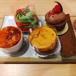 オーボンヴュータン - 左上から時計回りに、タルトダムール、ショコラフランボワーズ、ボータン、オーボンヴュータン。