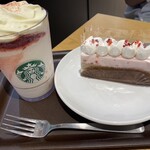 Starbucks Coffee - 左:フラペチーノ、右:ケーキ