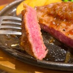 ステーキレストラン吉田 - 料理写真:ミディアムレアの焼き目から、脂が滴っています
