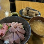Maguro semmon ten me guro - 本マグロ丼、味噌汁、マグロ竜田揚げ