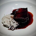 蒼 - 今回のオマケは新作。ハヤシライスなんて仰って、凄いのが出て来ました。シャトーヌフのワインを使った頬肉煮込み( ﾉД`)♡♡♡。ワインのフレッシュさを残し、頬肉も味わえる神業は、史上空前の美味しさでし