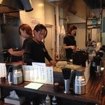 油そば専門店 ぶらぶら - 活気あふれる店内で明るく元気なスタッフがお迎えいたします！！