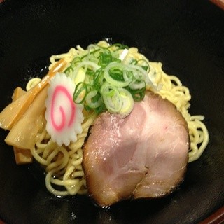 油そばは並盛から特盛まで同一料金！〆のスープや調味料もあり