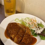 味かつ - メンチカツ(大)(デミグラスソース)、ビールと共に