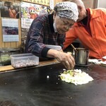 Okonomiyaki Waki - 下津井のタコを投入