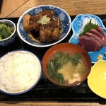 Tsuru Kame Shokudou - よくばり定食（メカジキのカマ煮と鰹の刺身）（税込1100円）