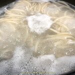 こがね製麺所 - 麺ゆで中