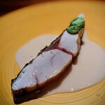 蒼 - 串本の神経締め縞鯵。炭火で焼きレモングラスで燻す。峯村シェフにしかできない、この火入れ！口にすると泣けます。またソースが美味しくて、お皿を舐めたくなります。