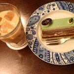 カフェ　レスト - 友人の頼んだカフェラテアイスとピスタージュ（ピスタチオのバタークリームケーキ）