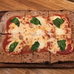 Pizza Puppet - 3種モッツアレラチーズのマルゲリータ