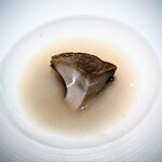 蒼 - 石川県能登の黒鮑を8時間煮て、自家製バターと黒鮑出汁のスープと共に。鮑を噛んだ瞬間の、ムニュっとした感覚が気持ちいい、最高の硬さと思います。スープがもう・・・清いバターの香りと鮑出汁が最高過ぎとしか言えない。