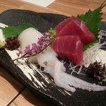 天ぷら新宿つな八 - まぐろ、剣先いか(各690円)　おすすめの刺身は新鮮で美味しいですね♪