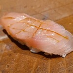 千葉たかおか - ⑫縞鯵(千葉県鴨川産、11日熟成)
      産卵は秋～冬、旬は夏～秋
      珍しく熟成させた縞鯵、白身の部分にもキメ細やかなサシが入り、脂がのって旨味も抜群
      ネットリした食感ながらもスッキリとした後味で軽やかです