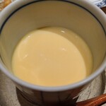 千葉たかおか - ⑦大和蛤(千葉県船橋三番瀬産)の出汁茶碗蒸し
      朝鮮蛤は輪郭のハッキリした旨みですが、大和蛤は円やかな旨みという印象
      この茶碗蒸しの蛤出汁は濃く深い旨みが凝縮されており、目が醒める様なインパクト