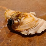 千葉たかおか - ⑰煮大和蛤(千葉県船橋三番瀬産)
      今や幻の内房産の大和蛤は非常に軟らかく薄味で煮られ、噛む毎に身の中から旨みが溢れ出す
      蛤の味わいもいいいですが、穏やかで甘さを控えめにしたツメも好み