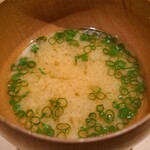 千葉たかおか - ㉒お味噌汁、車海老の頭と鮪節と昆布出汁
      信州の白味噌に少し赤味噌を加え、車海老の殻に利尻昆布、鮪節で出汁取り
      優しい味を幾重にも重ねて作られています 