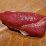 千葉たかおか - ⑬本鮪の赤身(千葉県銚子産、163kg)
      近海本鮪の産卵は春～夏、旬は初秋～冬
      赤身独特の風味とコクがあります
      軽く漬けにされておりますが、酸味が微かにあり、旨みが華やか