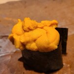 千葉たかおか - ⑳塩水蝦夷馬糞雲丹(北海道昆布森産)
      産卵は夏～秋、旬は初夏～夏
      舌の上に5秒ホールドして味わう
      濃厚な甘みとコク、同じ浜中産でも養殖は只管甘いのですが、天然らしく後味に複雑な余韻が顔を出します 