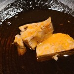 千葉たかおか - ⑤煮鮟肝(千葉県銚子産、朝水揚げ)
      産卵は春～初夏、旬は通年、特に晩冬
      湯気が立つ煮立ての鮟肝を目前で切り分け
      形を保っているものの、口腔内でスッと溶ける
      コクのある旨みと円やかな甘みに染々と唸る