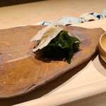 千葉たかおか - ○ガリ、若布(千葉県保田)、薄切り酢蓮根(千葉県香取)、自家製ポン酢
      肴が始まる前にビールを頂きながら少しずつ
      オーケストラの演奏が始まる前の楽器の音出しの様にしっそりと秘めやかに！沁々と美味しい 