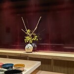 千葉たかおか - 白木カウンター6席、板場の背面は漆塗りの板がズラリと並びます
      千葉のお店から持ち込まれており、既視感が強いですね
      東京でも引き続き、コンパクトで上質な空間の中でゆったりと寛いて楽しむことが出来ます