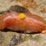 千葉たかおか - ⑩金目鯛(千葉県銚子産)のヅケ
      骨とあらで取った出汁で漬け込まれ、金目鯛の美味しさが凝縮、皮目が鮮やかな朱色で美しい
      軟らかな舌触り、濃厚だが上品かつ濃い旨み、儚く消えるあと味、素晴らしいです 