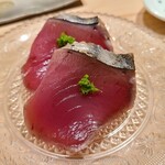千葉たかおか - ②高岡米の藁で炙った戻り鰹(千葉県銚子産)、摺り分葱載せ
      日本近海本鰹の産卵は夏
      自家栽培した藁で燻した芳ばしい薫り、戻り鰹は脂がのり、モチッとした食感と濃厚な旨みが拡がります