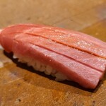 千葉たかおか - ⑭本鮪の腹の中トロ(千葉県銚子産、163kg)
      艶々とした脂が口に入れると滑らかに溶け、形
      が無くなります
      身にきめ細かく入った脂のサシが美しく、更なる旨みと甘み、微かな酸味を感じます 