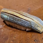 千葉たかおか - ⑪小鰭(千葉県船橋三番瀬産)
      産卵は春、小鰭の旬は夏、出世魚、寿命3年
      美しい皮目、何より香りが良い
      塩振りと〆具合は旨みのバランスが絶妙
      脂の旨みも豊潤で素直に美味しい 