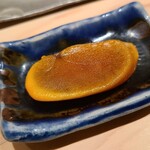 千葉たかおか - ⑨炭火炙り自家製味噌漬け唐墨(鰡の卵、千葉県富津産)
      炙られることにより芳ばしく香り、内側から旨みが凝縮した汗が浮かんでいます
      塩抜きも完璧で6年味醂に漬け込んだ落ち着いた旨みと甘み 